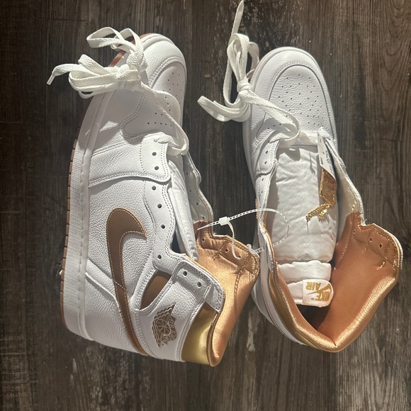 Wmns Air Jordan 1 Retro High OG 'Metallic Gold' Air Jordan /  Sneakers - Picture 1 of 3